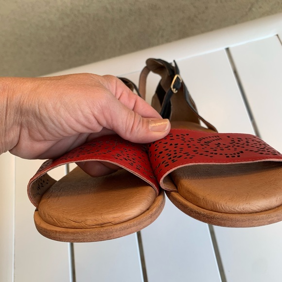 Gee WaWa black and perforated red leather sandals size 7 - Picture 9 of 12